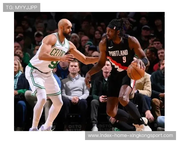 布朗关键抢断反击,绿军精彩收官