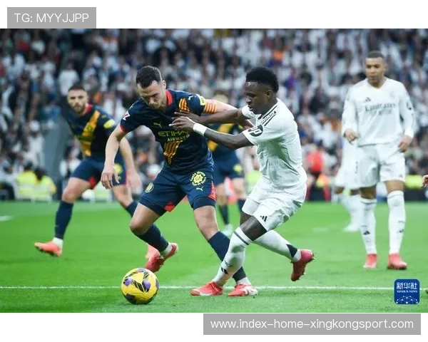 维尼修斯背身拿球后突然变向，足球场上的魔术时刻